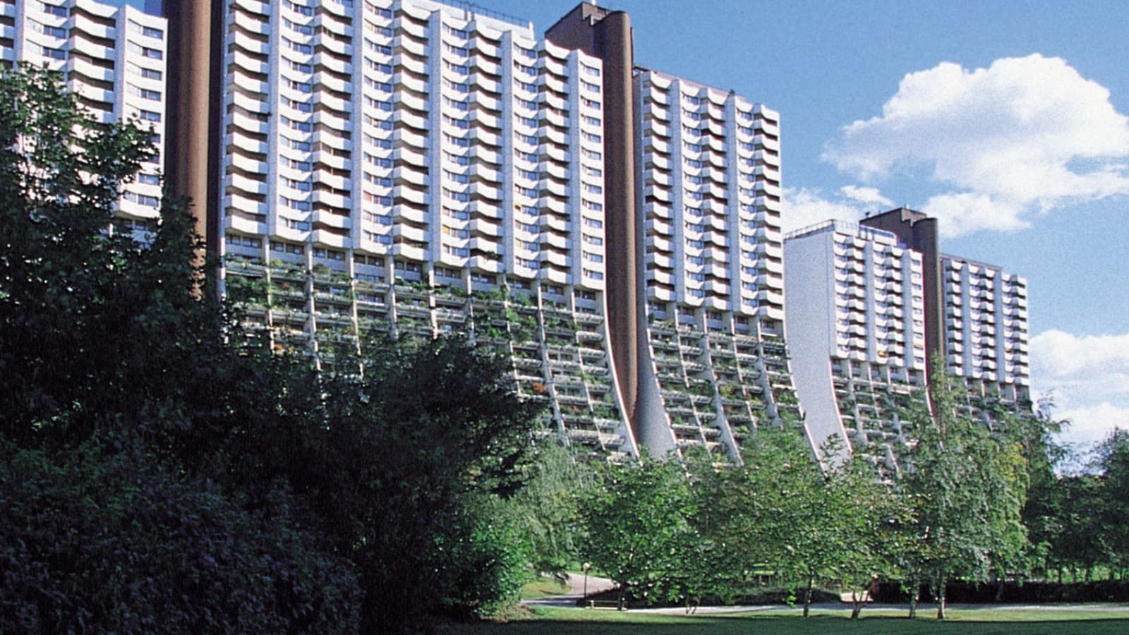 A PE-csövek felszereléséhez a munkások egy részének hegymászóként kellett leereszkednie az erkélyről (© Gesiba) A PE-csövek felszereléséhez a munkások egy részének hegymászóként kellett leereszkednie az erkélyről (© Gesiba)