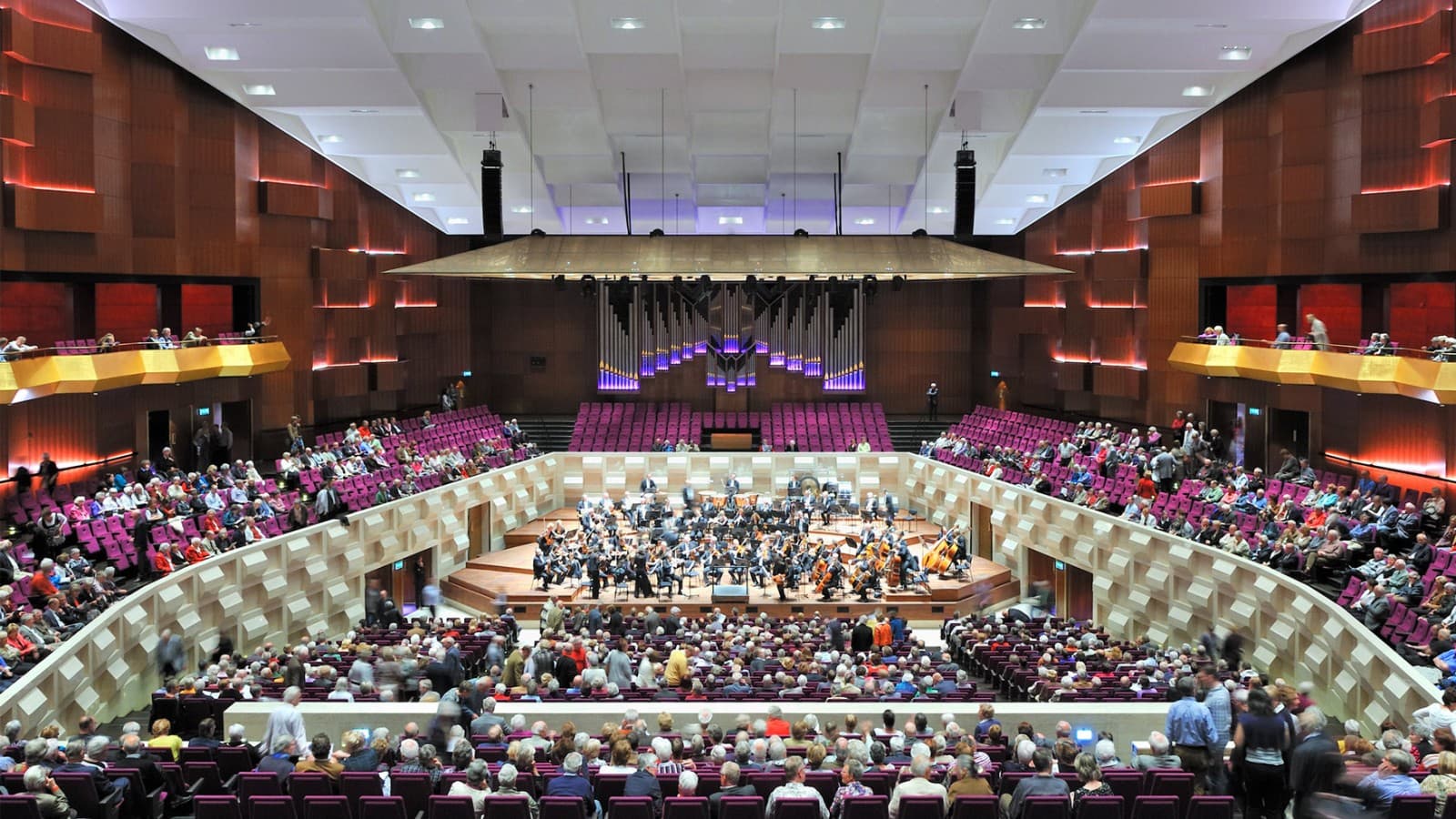 A nagy koncertterem a legkülönfélébb stílusú zenei rendezvényeknek ad otthont (© Plotvis and Kraaijvanger Architecten) A nagy koncertterem a legkülönfélébb stílusú zenei rendezvényeknek ad otthont (© Plotvis and Kraaijvanger Architecten)