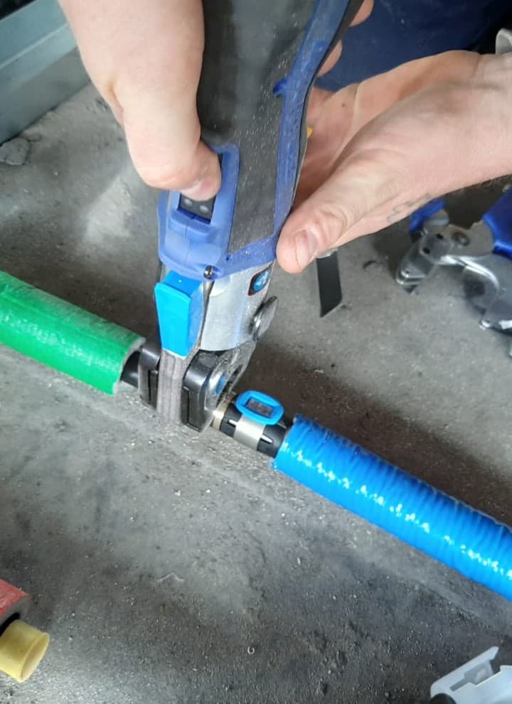 Az új Geberit FlowFit nyomócsővezetéki rendszer használatban (© Geberit) Az új Geberit FlowFit nyomócsővezetéki rendszer használatban (© Geberit)