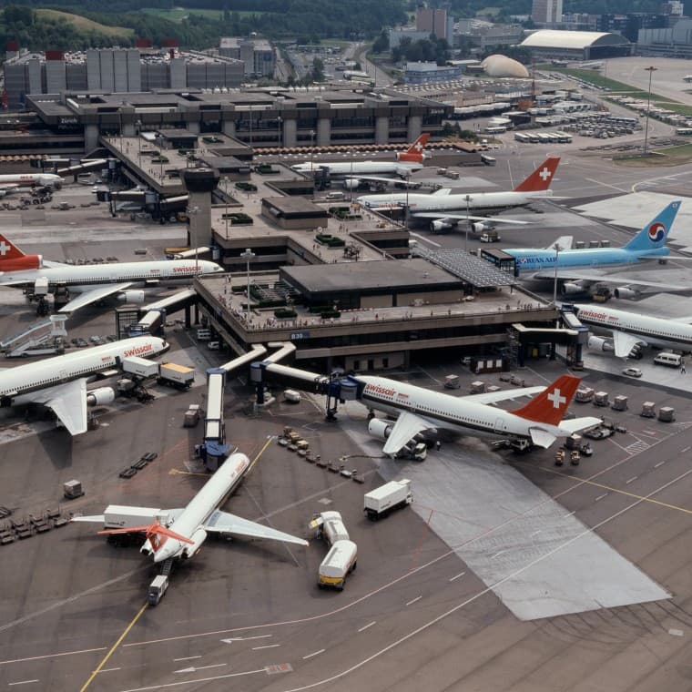 Légi felvétel a zürichi B terminálról az 1980-as évekből (© Swissair) Légi felvétel a zürichi B terminálról az 1980-as évekből (© Swissair)