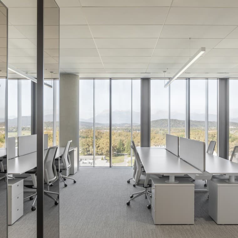 Munkahelyek kilenc emeleten: Az irodamodulok a bérlők igényeinek megfelelően kombinálhatók vagy bővíthetők (© Ana Skobe) Munkahelyek kilenc emeleten: Az irodamodulok a bérlők igényeinek megfelelően kombinálhatók vagy bővíthetők (© Ana Skobe)