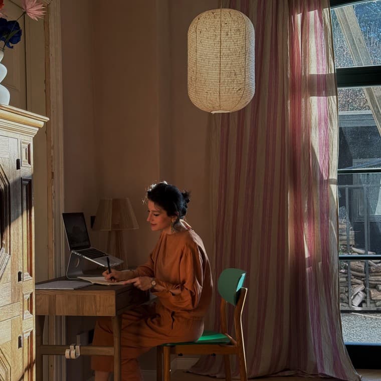 Büşra Qadir „Fusion Living” névre keresztelte belsőépítészeti stílusát, amely kultúrákat, stílusokat és színeket egyesít. (© Büşra Qadir) Büşra Qadir „Fusion Living” névre keresztelte belsőépítészeti stílusát, amely kultúrákat, stílusokat és színeket egyesít. (© Büşra Qadir)