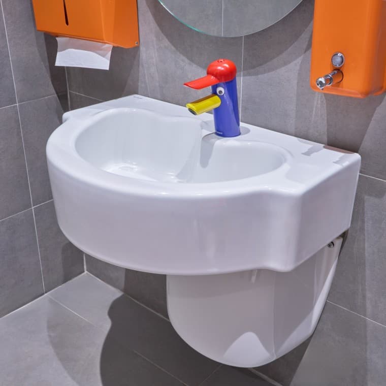 A Geberit Bambini sorozat termékei a gyerekek kényelmét szolgálják (© Oğuzhan Kasar) A Geberit Bambini sorozat termékei a gyerekek kényelmét szolgálják (© Oğuzhan Kasar)