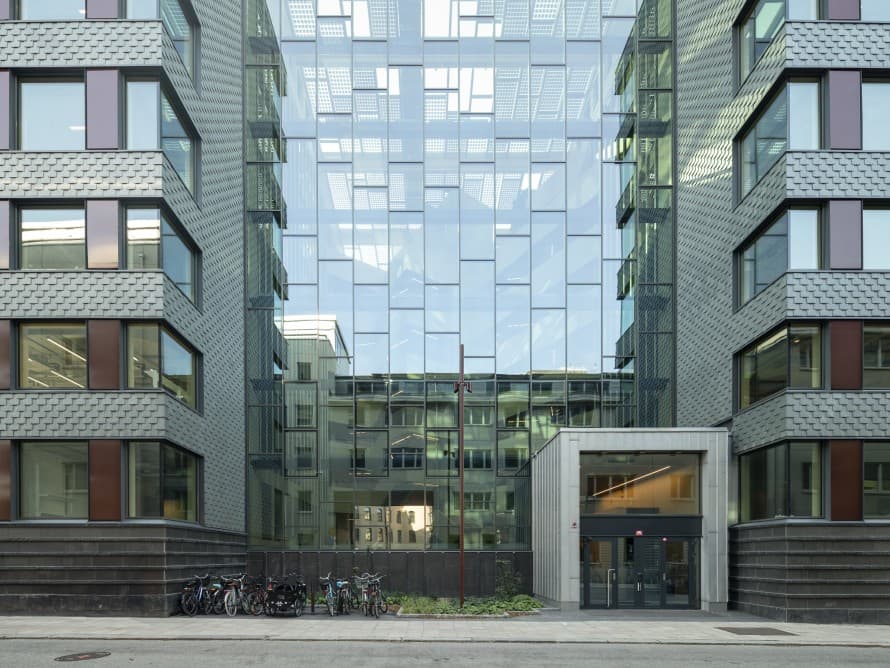 Egy közös belső udvar segítségével három, korábban különálló épületrészből alakították ki az egységes, új komplexumot (© baraBild) Egy közös belső udvar segítségével három, korábban különálló épületrészből alakították ki az egységes, új komplexumot (© baraBild)