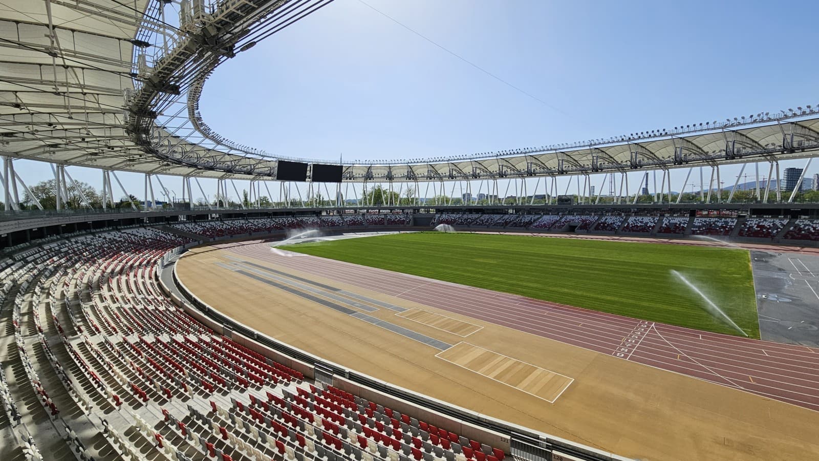 A központi tér nagyrendezvényeknek ad otthont, azonban a stadion középmagasságában található széles pályát bárki használhatja (© Geberit) A központi tér nagyrendezvényeknek ad otthont, azonban a stadion középmagasságában található széles pályát bárki használhatja (© Geberit)