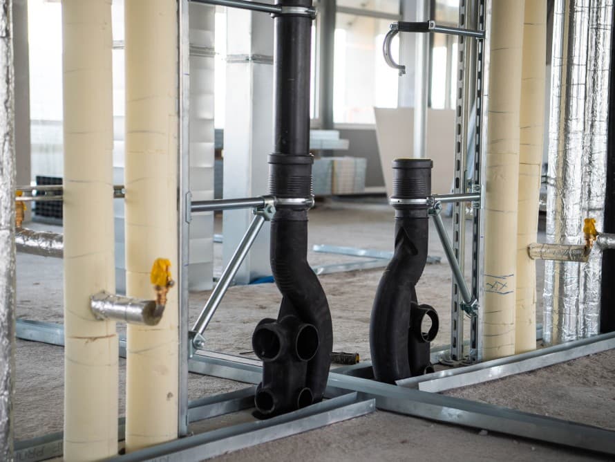 A Geberit Silent-db20 SuperTube rendszerrel kialakított szennyvízelvezető cső az átalakított OMU 93 lakóépületben A Geberit Silent-db20 SuperTube rendszerrel kialakított szennyvízelvezető cső az átalakított OMU 93 lakóépületben