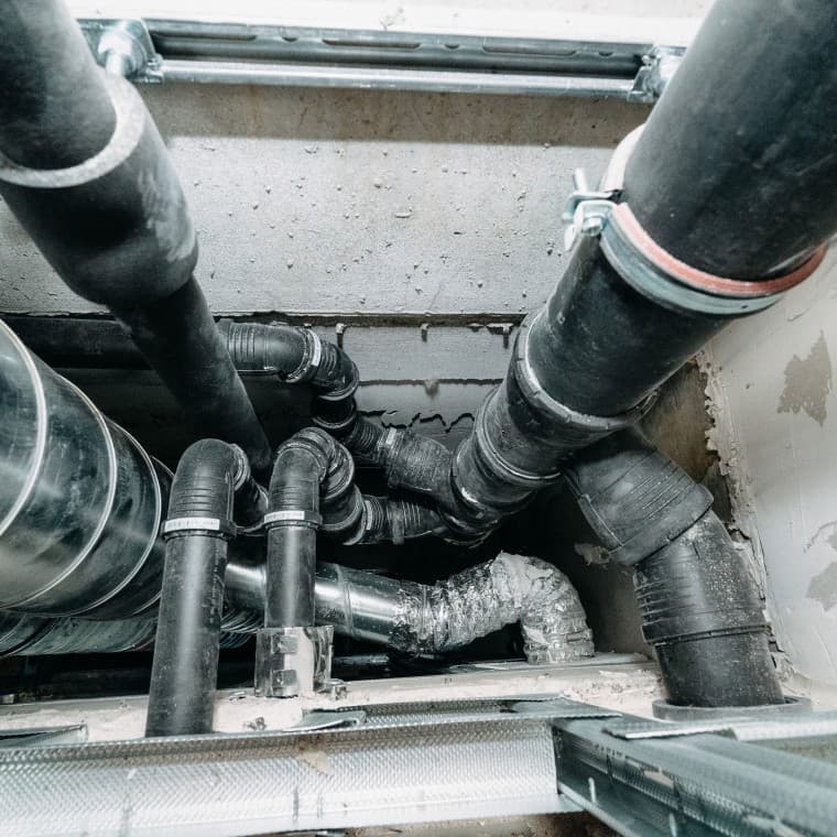 Geberit Silent-Pro SuperTube ejtővezeték az aknában Geberit Silent-Pro SuperTube ejtővezeték az aknában