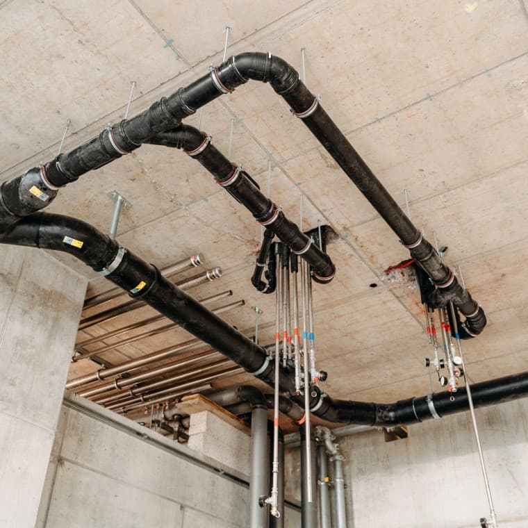 DS 90 lakótorony: Gyűjtővezetékek a bejáratnál DS 90 lakótorony: Gyűjtővezetékek a bejáratnál