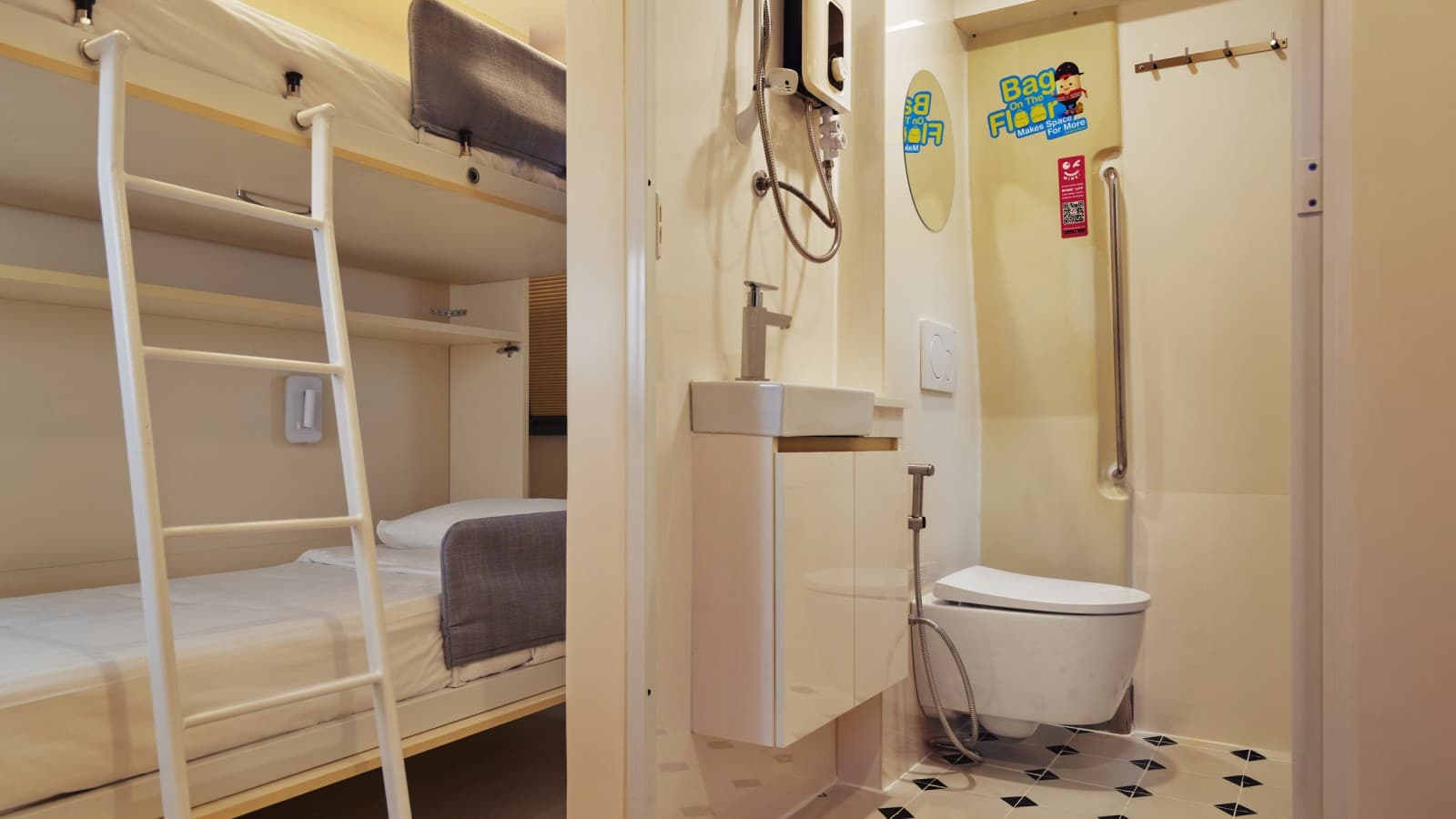 Praktikus megoldás: Az egyedileg gyártott ágyak használaton kívül egyszerűen felhajthatók (© Watson Lau) Praktikus megoldás: Az egyedileg gyártott ágyak használaton kívül egyszerűen felhajthatók (© Watson Lau)