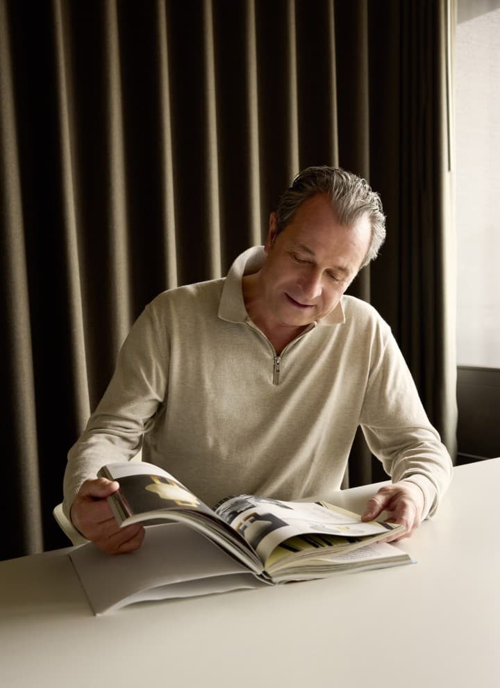 Aurel Aebi a neves svájci tervezőstúdió, az atelier oï társalapítója (© Joan Minder) Aurel Aebi a neves svájci tervezőstúdió, az atelier oï társalapítója (© Joan Minder)
