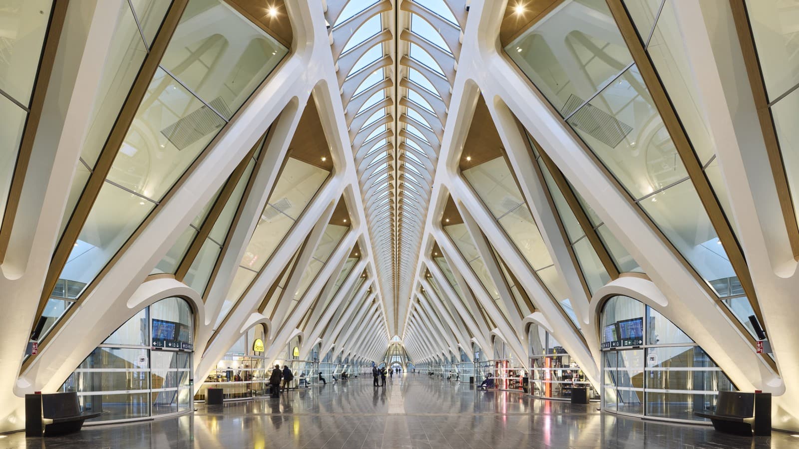 Az acélszerkezeten jól felismerhetők a spanyol–svájci építész, Santiago Calatrava jellegzetes stílusjegyei (© Oliver Schuh, Palladium Photodesign) Az acélszerkezeten jól felismerhetők a spanyol–svájci építész, Santiago Calatrava jellegzetes stílusjegyei (© Oliver Schuh, Palladium Photodesign)