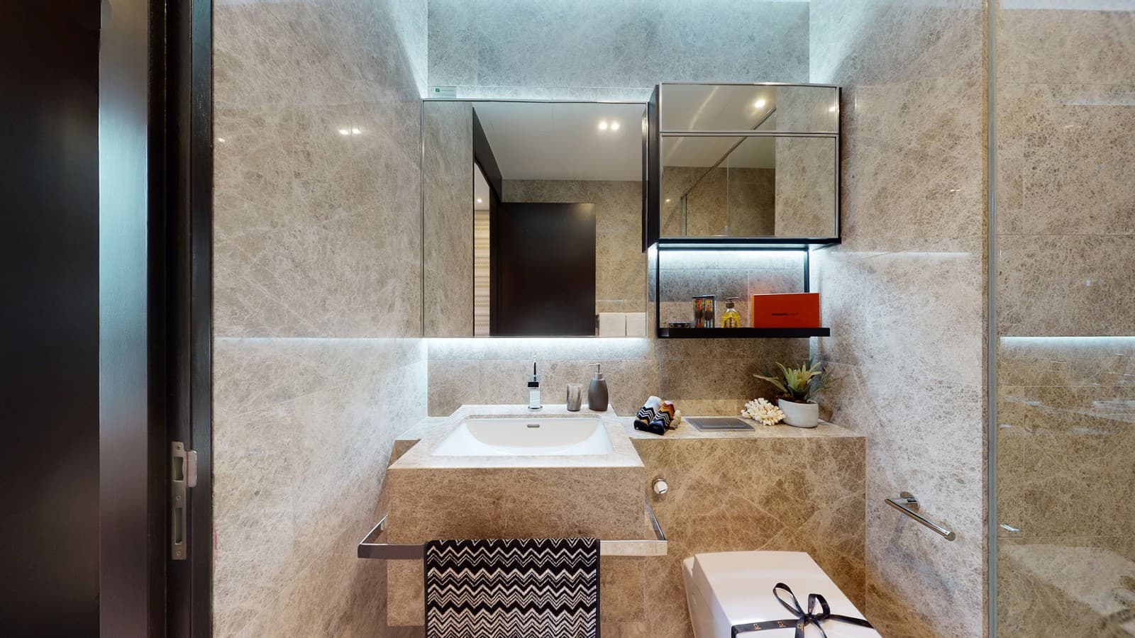 A luxus fokozásáról a fő fürdőszobákban lévő Geberit AquaClean Sela higiéniai berendezések gondoskodnak. (© Guocoland Limited) A luxus fokozásáról a fő fürdőszobákban lévő Geberit AquaClean Sela higiéniai berendezések gondoskodnak. (© Guocoland Limited)