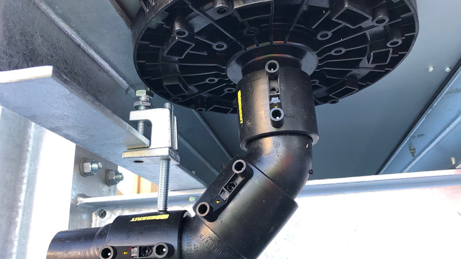 Geberit Know-How a gyakorlatban: a Pluvia esővíz-elvezető rendszer (©Geberit) Geberit Know-How a gyakorlatban: a Pluvia esővíz-elvezető rendszer (©Geberit)