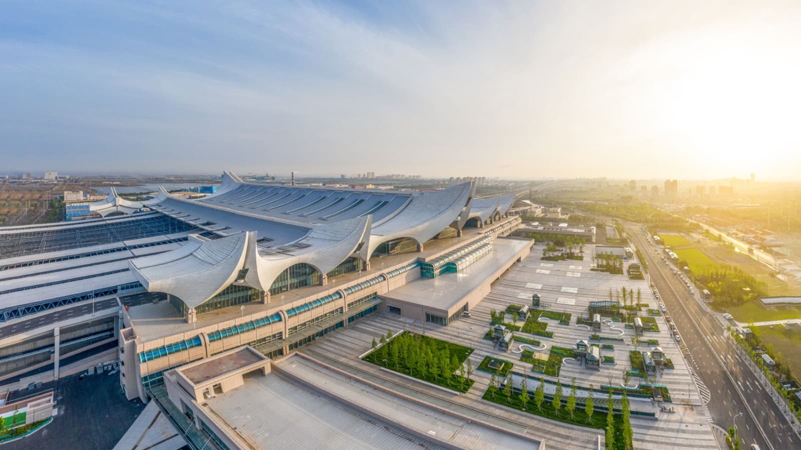 Két nagy és nyolc kis hullám: a hullámzó Hongdao vasútállomás (© ingDESIGN Co., Ltd.) Két nagy és nyolc kis hullám: a hullámzó Hongdao vasútállomás (© ingDESIGN Co., Ltd.)