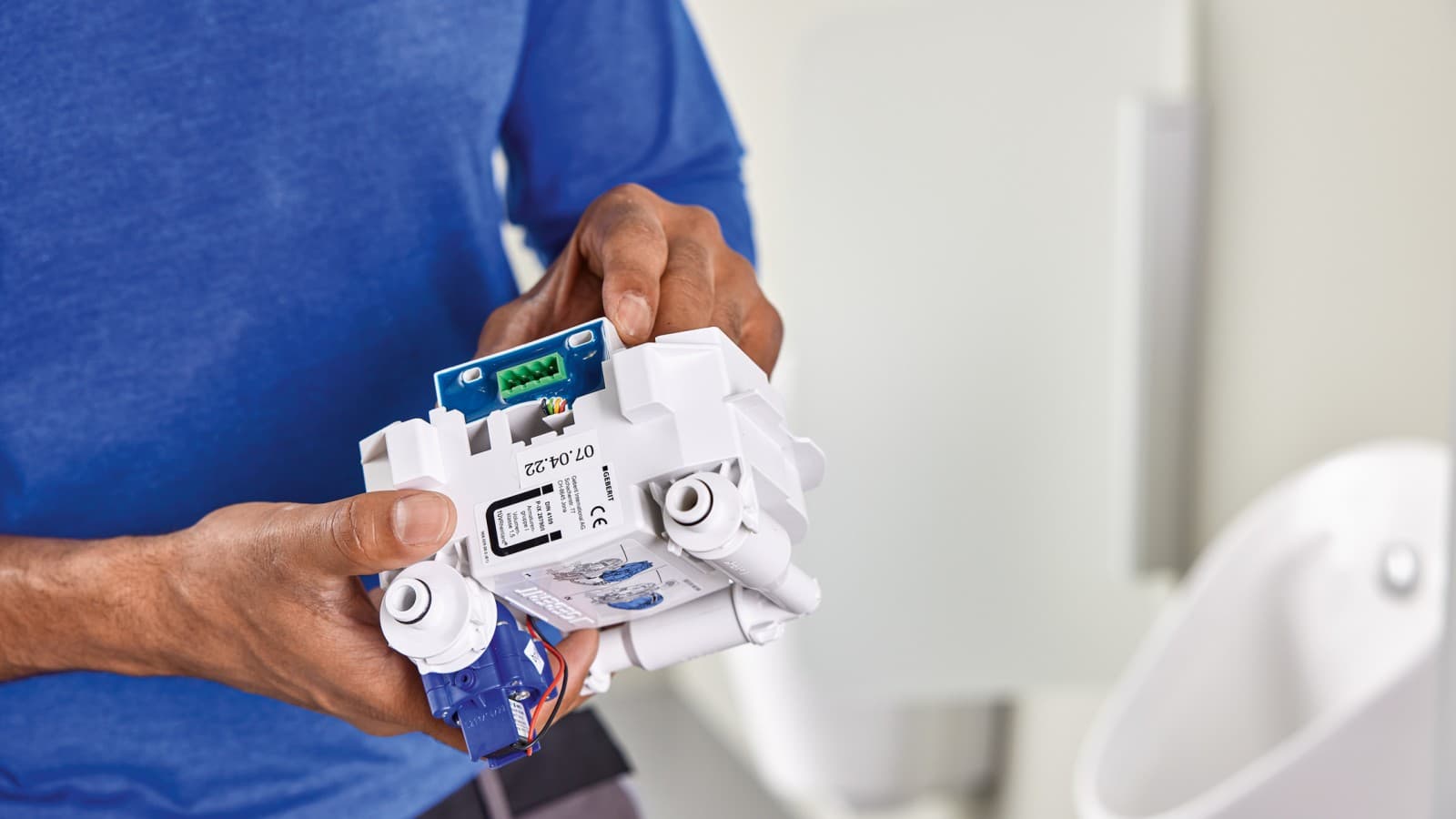 A Geberit buszátalakító beépítése integrált vizeldevezérlésbe A Geberit buszátalakító beépítése integrált vizeldevezérlésbe