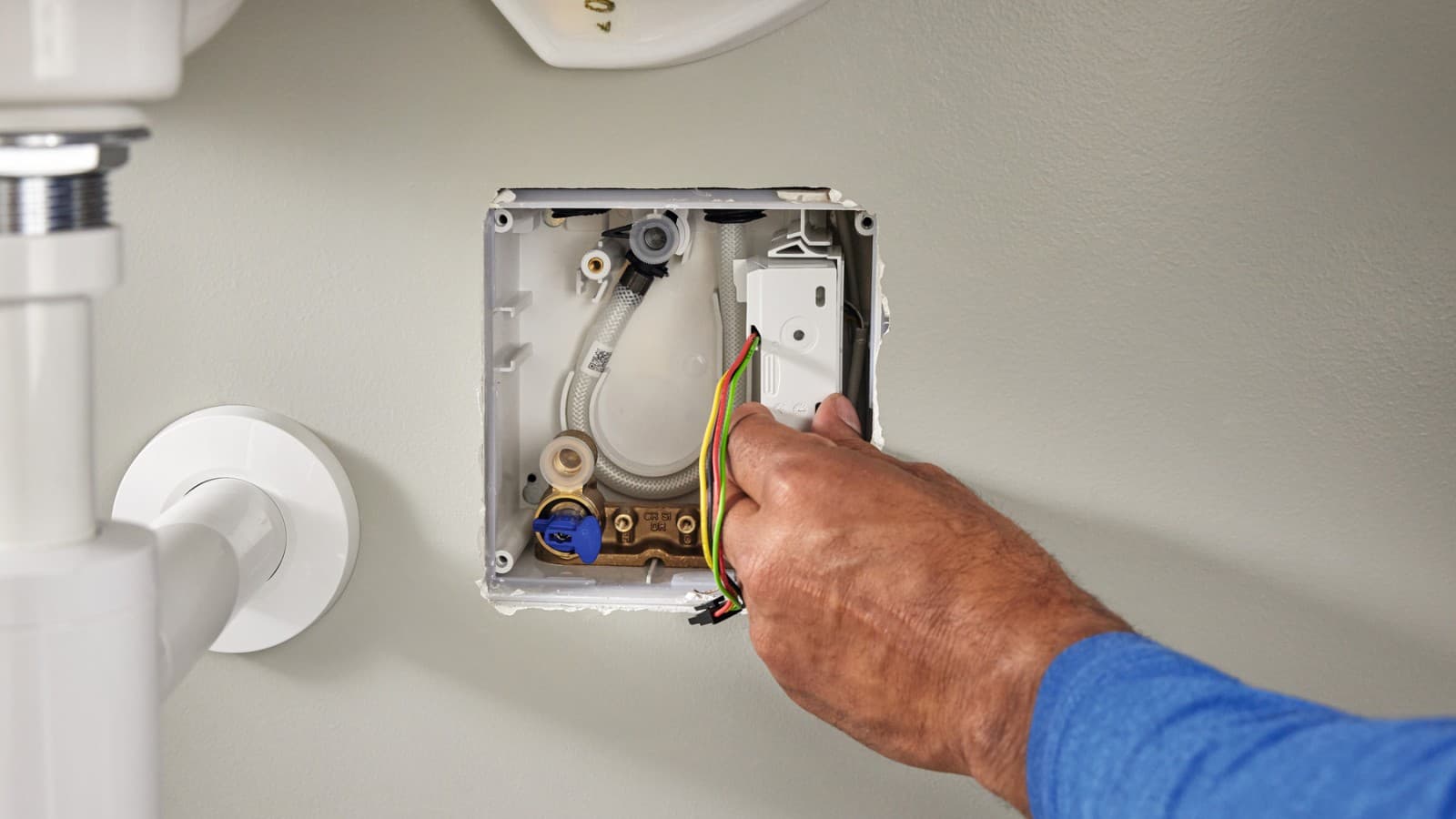 A GEBUS átalakító beillesztése a mosdócsaptelep funkcióboxába A GEBUS átalakító beillesztése a mosdócsaptelep funkcióboxába