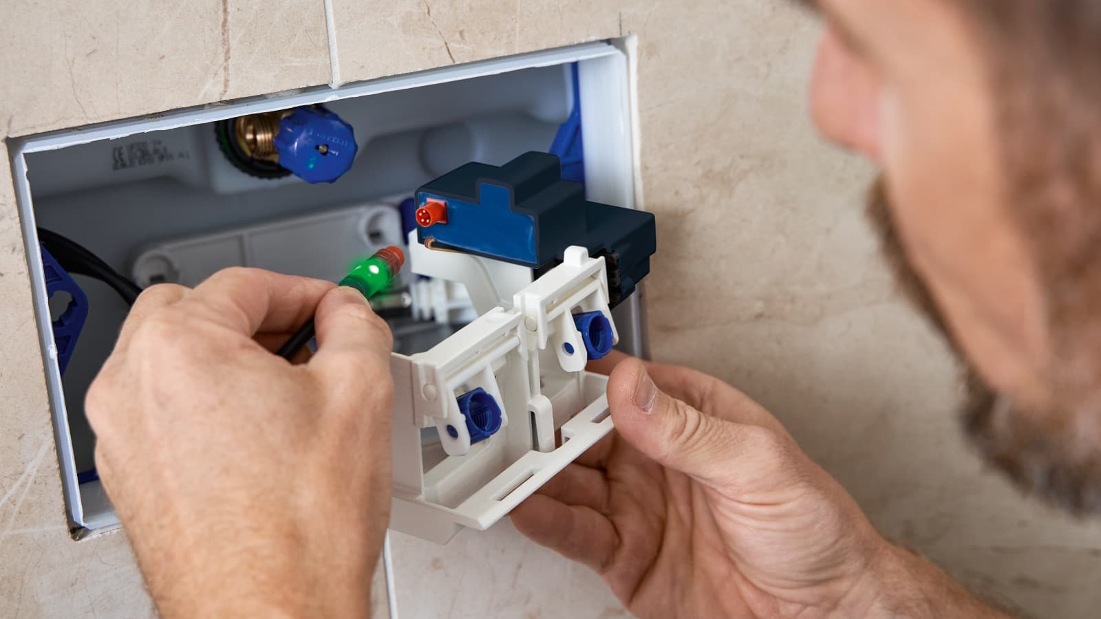 A Geberit HS05 higiéniai öblítőberendezés utólagos beszerelése (© Geberit) A Geberit HS05 higiéniai öblítőberendezés utólagos beszerelése (© Geberit)