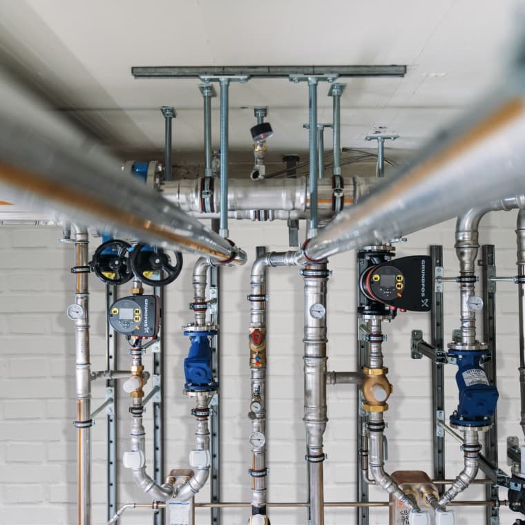 A Geberit Mapress Therm megbízható védelmet nyújt a külső korrózióval szemben olyan zárt keringetésű hűtő- vagy hidegvizes-rendszerekben, ahol kondenzátum képződik A Geberit Mapress Therm megbízható védelmet nyújt a külső korrózióval szemben olyan zárt keringetésű hűtő- vagy hidegvizes-rendszerekben, ahol kondenzátum képződik